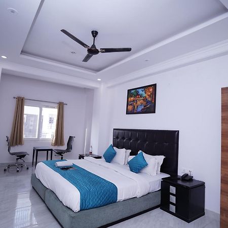 Hotel Moon Taj Near Yashobhoomi Convention Centre 델리 외부 사진