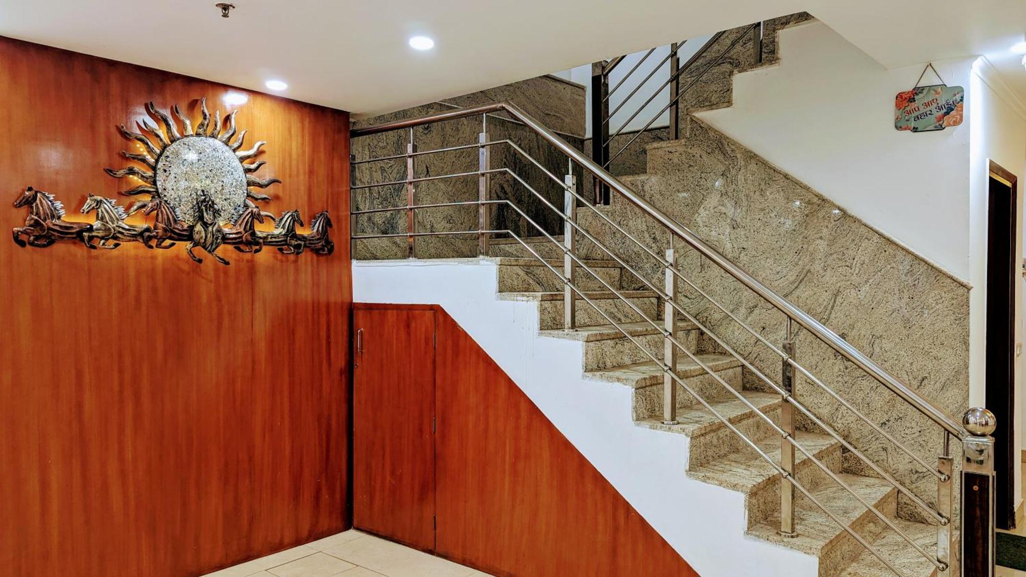 Hotel Moon Taj Near Yashobhoomi Convention Centre 델리 외부 사진
