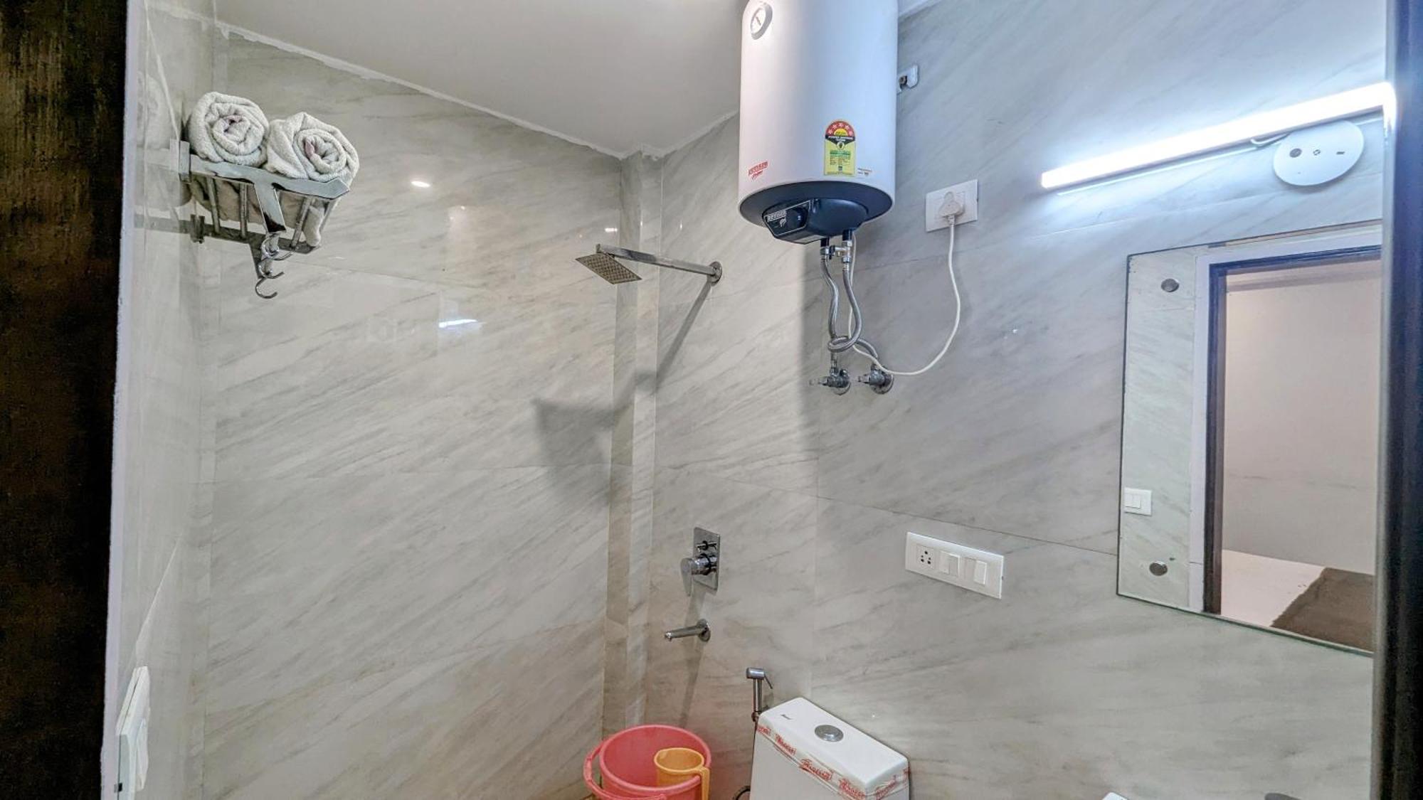 Hotel Moon Taj Near Yashobhoomi Convention Centre 델리 외부 사진