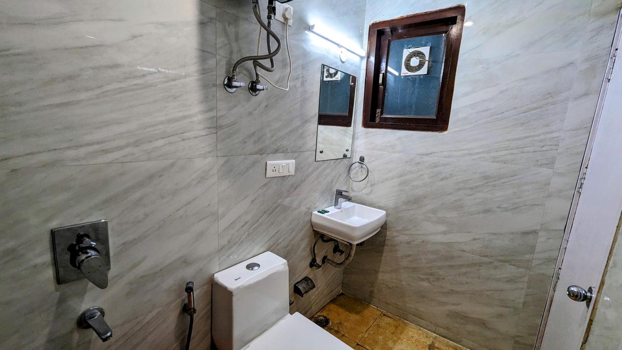 Hotel Moon Taj Near Yashobhoomi Convention Centre 델리 외부 사진