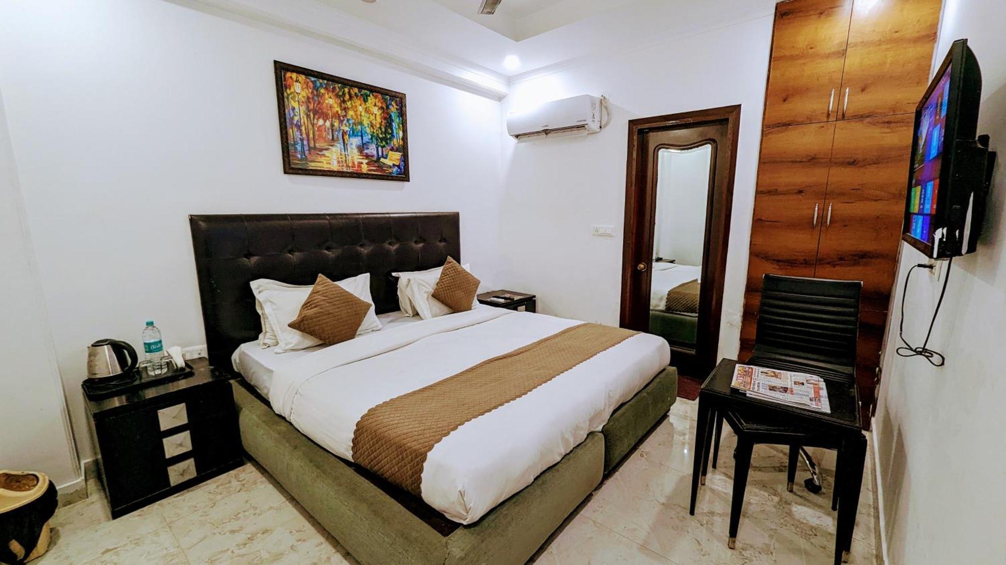Hotel Moon Taj Near Yashobhoomi Convention Centre 델리 외부 사진
