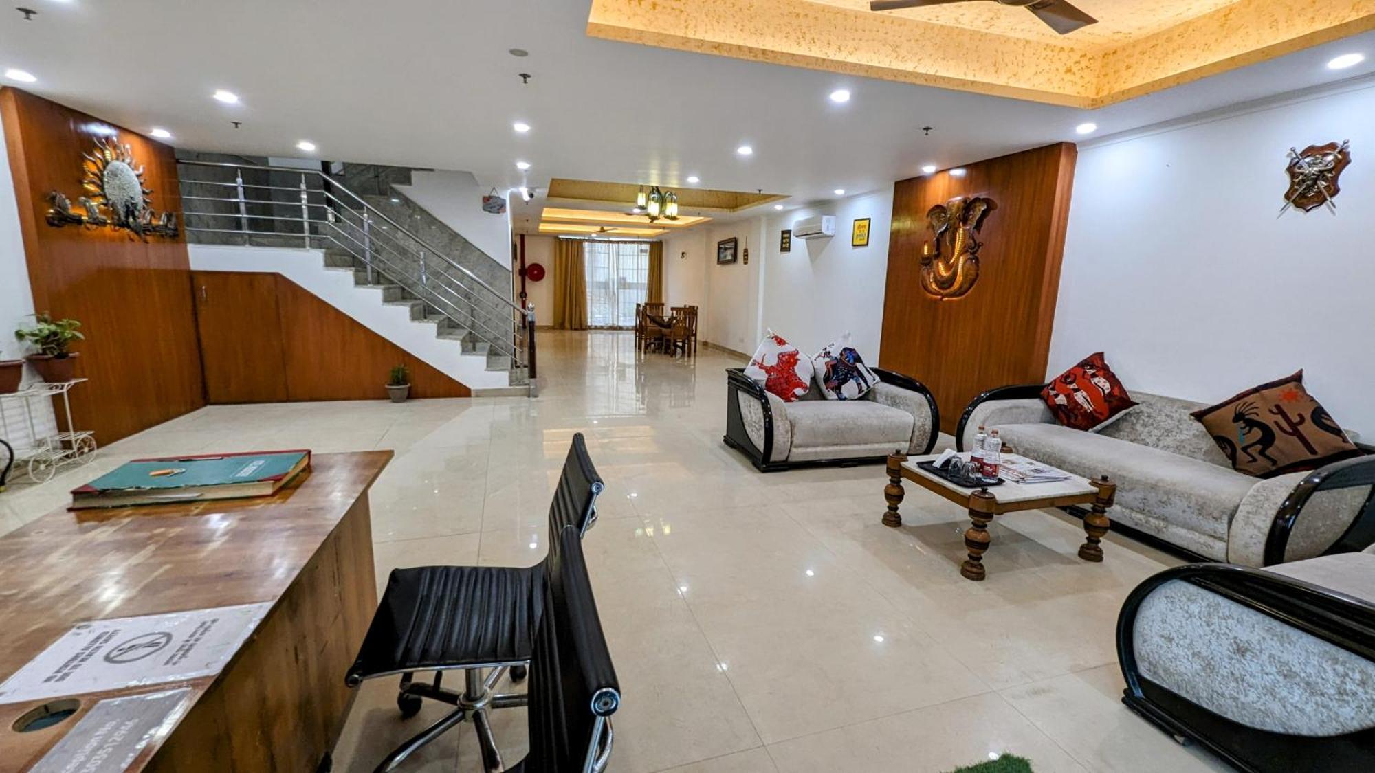 Hotel Moon Taj Near Yashobhoomi Convention Centre 델리 외부 사진