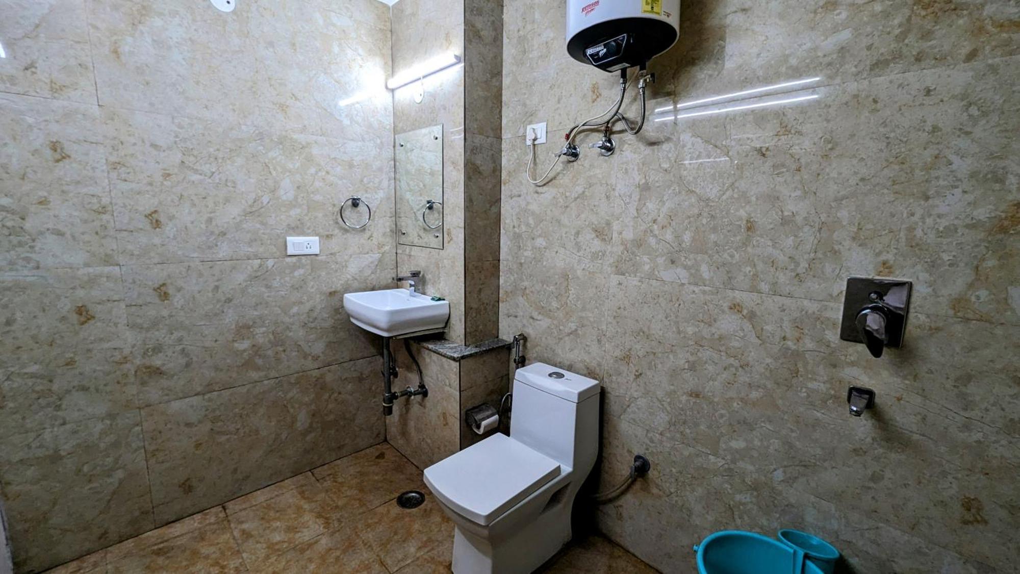 Hotel Moon Taj Near Yashobhoomi Convention Centre 델리 외부 사진