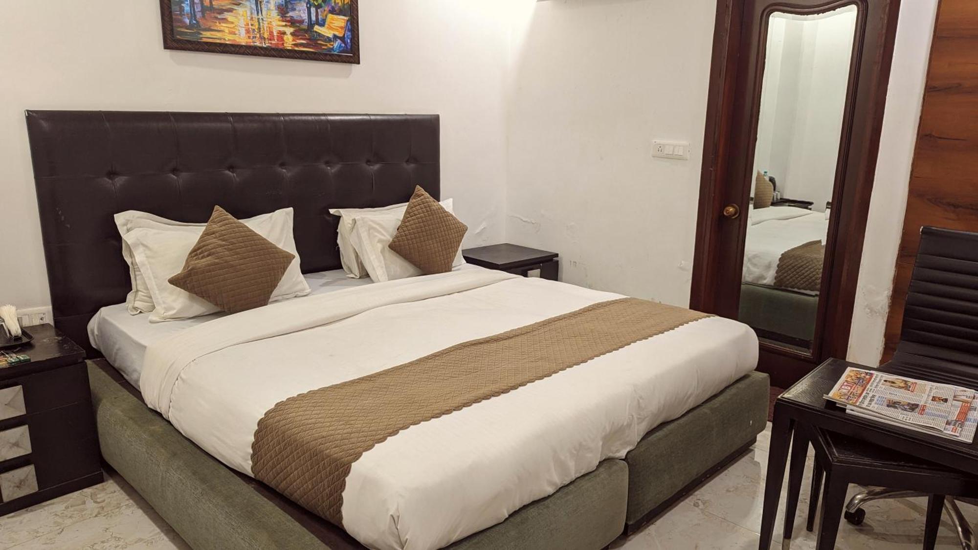 Hotel Moon Taj Near Yashobhoomi Convention Centre 델리 외부 사진