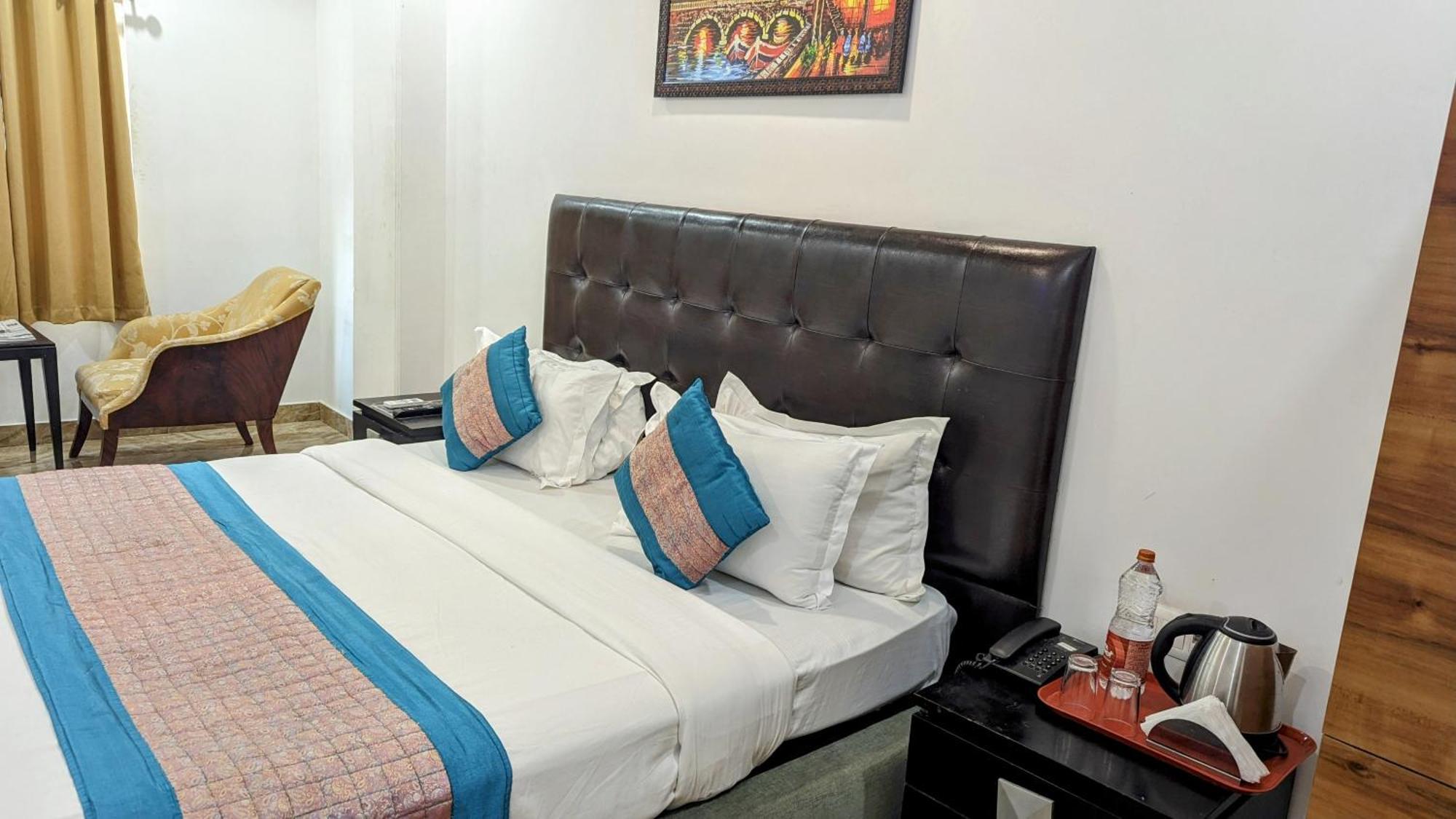 Hotel Moon Taj Near Yashobhoomi Convention Centre 델리 외부 사진