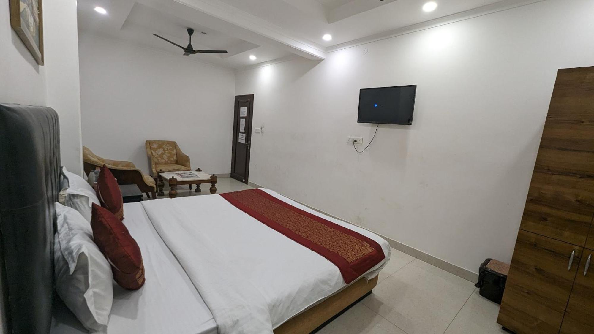 Hotel Moon Taj Near Yashobhoomi Convention Centre 델리 외부 사진