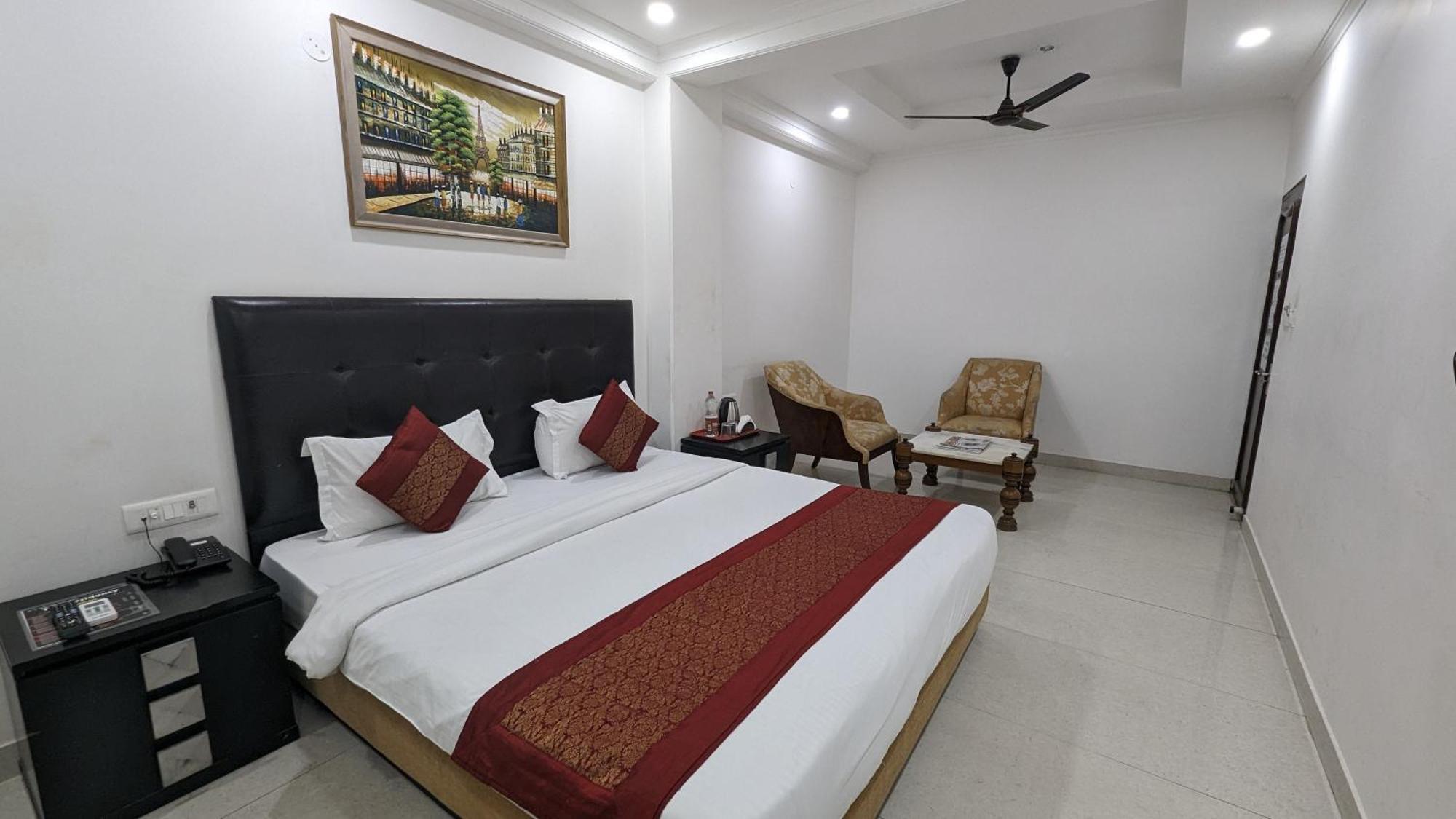 Hotel Moon Taj Near Yashobhoomi Convention Centre 델리 외부 사진