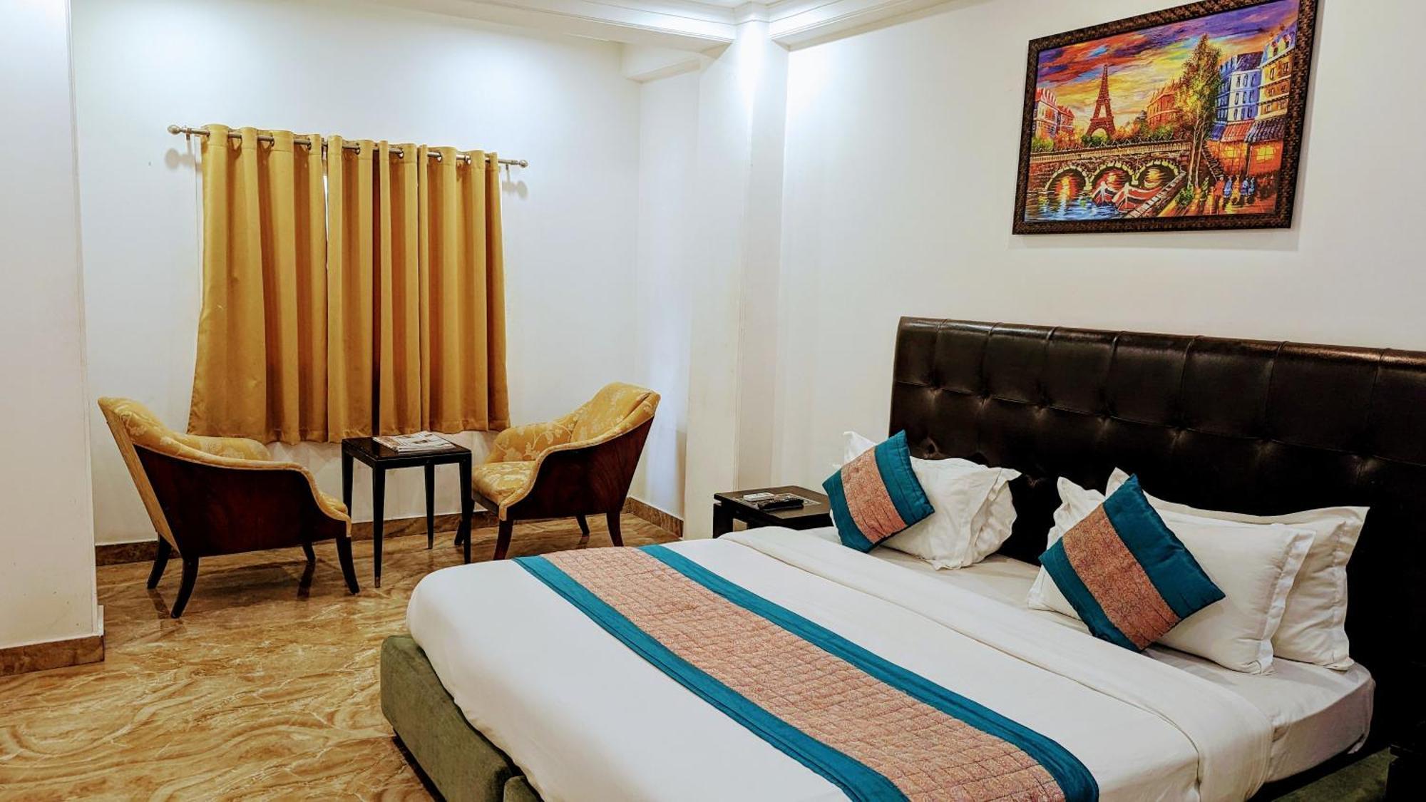 Hotel Moon Taj Near Yashobhoomi Convention Centre 델리 외부 사진