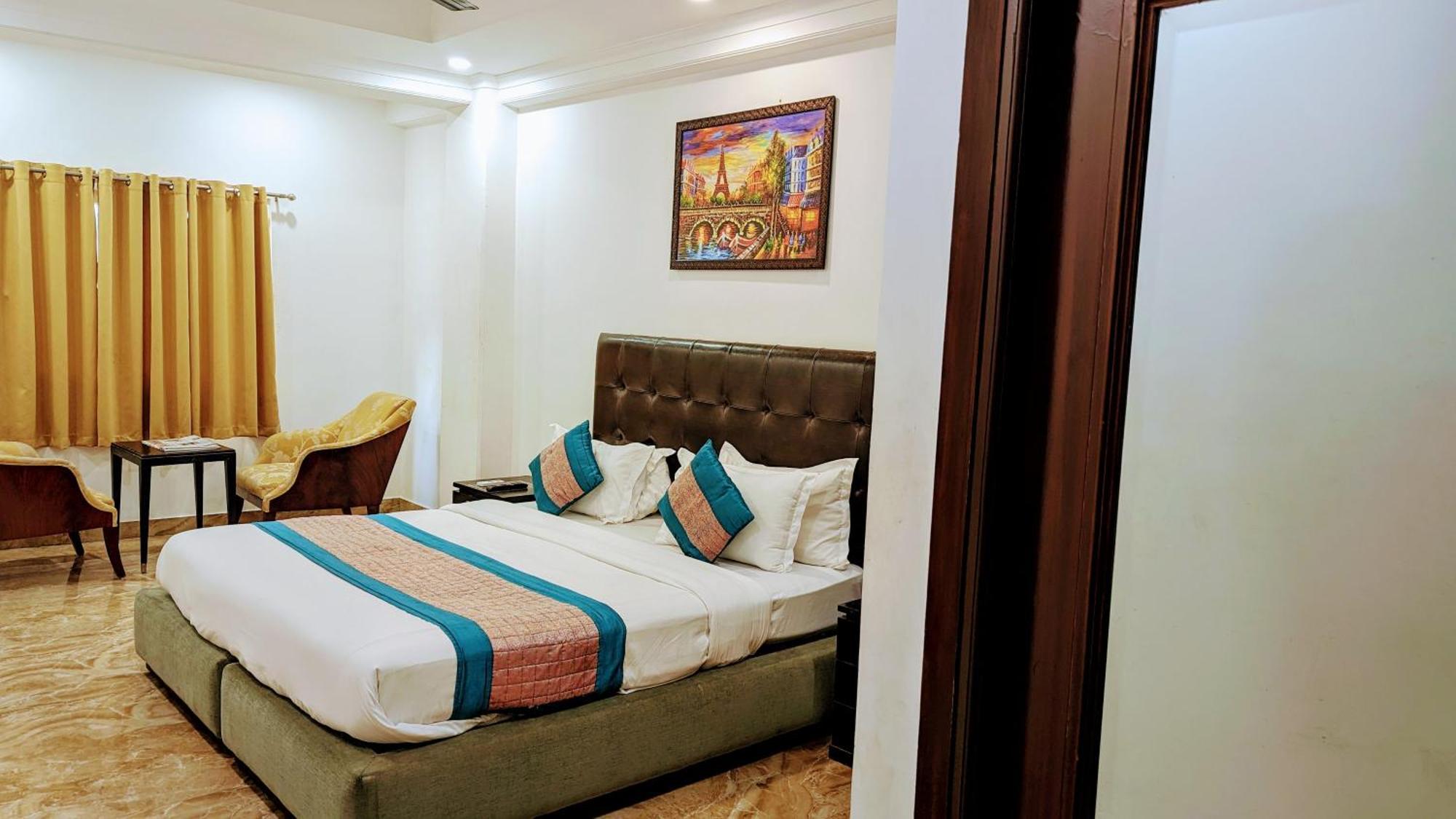 Hotel Moon Taj Near Yashobhoomi Convention Centre 델리 외부 사진