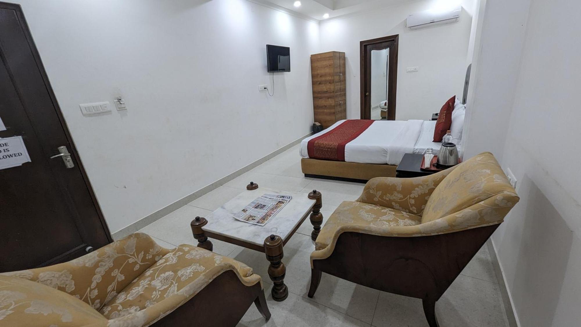 Hotel Moon Taj Near Yashobhoomi Convention Centre 델리 외부 사진