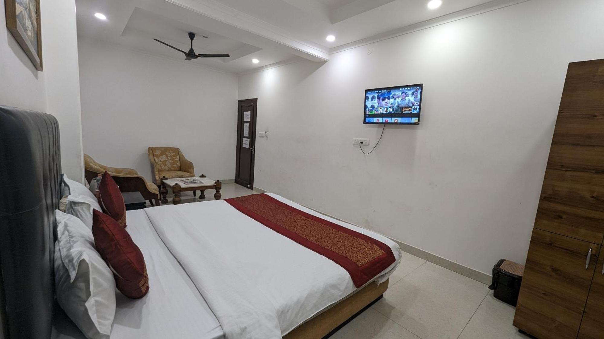 Hotel Moon Taj Near Yashobhoomi Convention Centre 델리 외부 사진