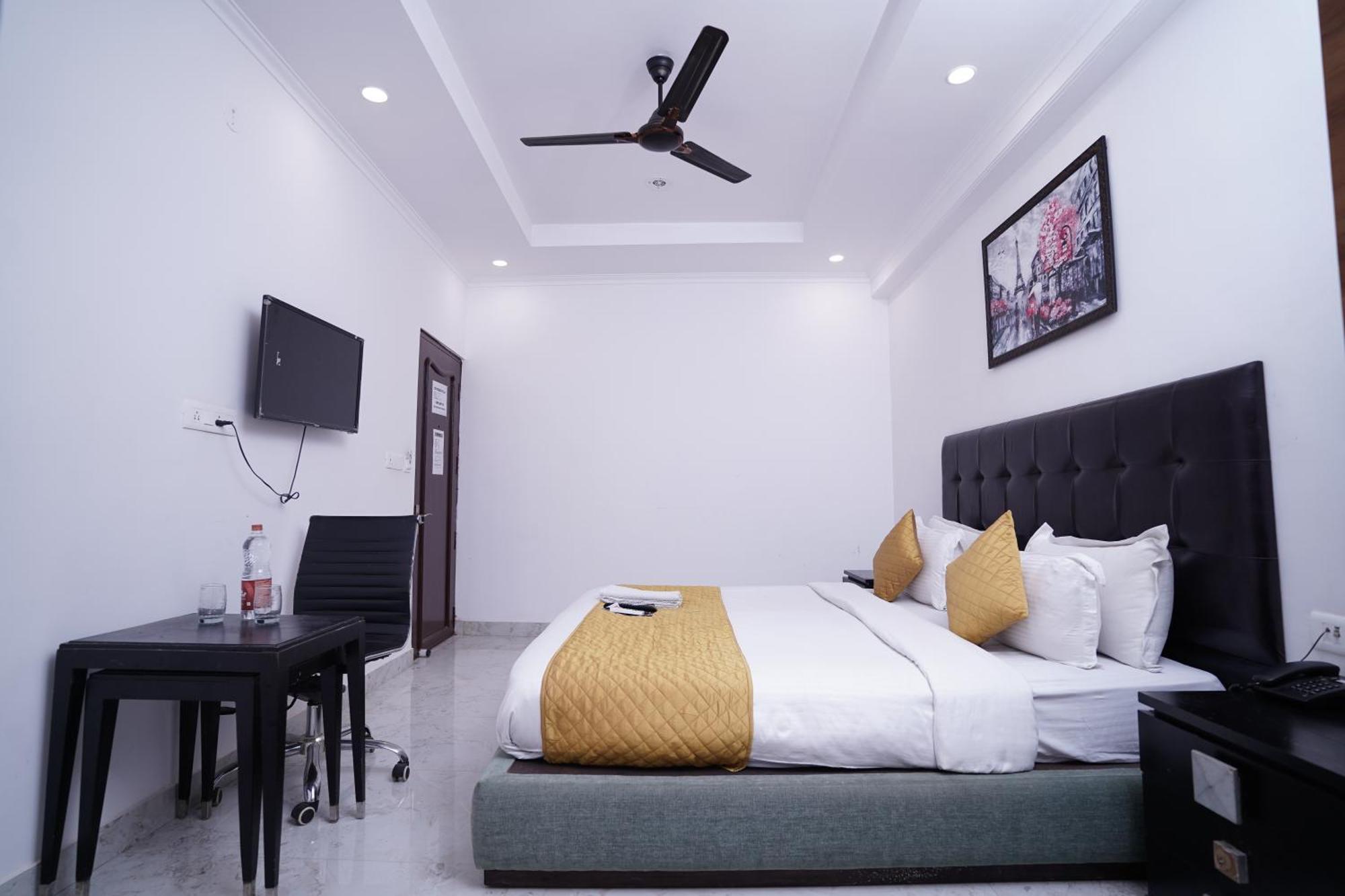 Hotel Moon Taj Near Yashobhoomi Convention Centre 델리 외부 사진