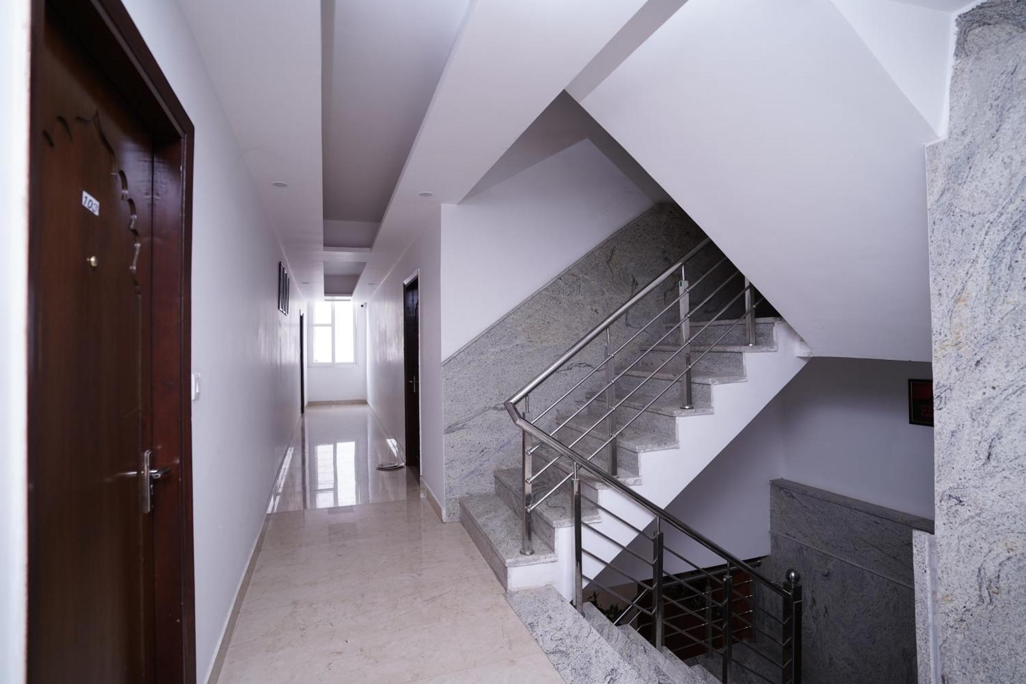 Hotel Moon Taj Near Yashobhoomi Convention Centre 델리 외부 사진