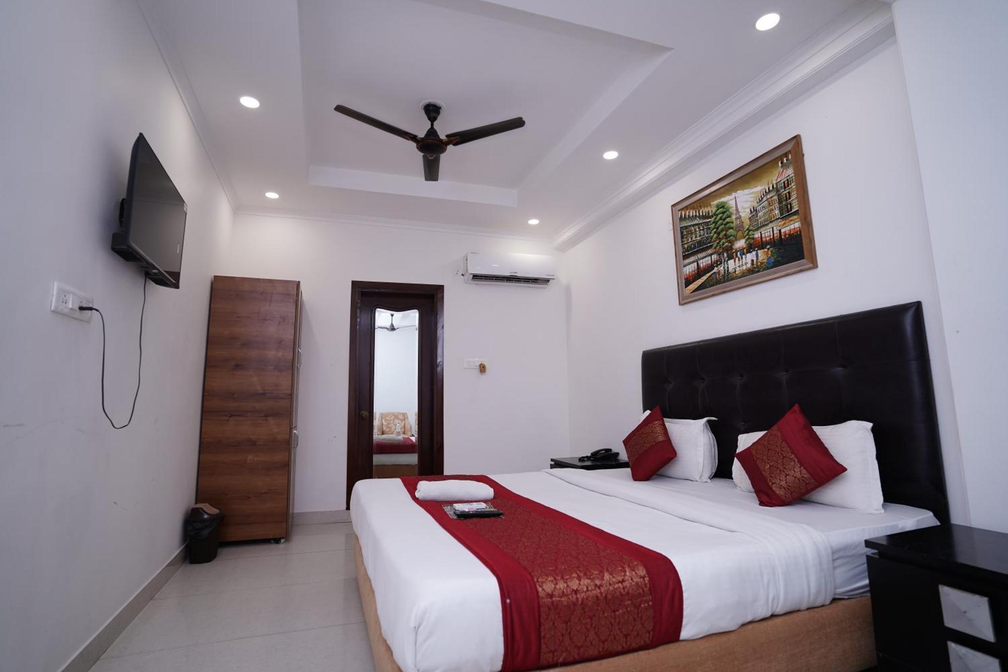 Hotel Moon Taj Near Yashobhoomi Convention Centre 델리 외부 사진