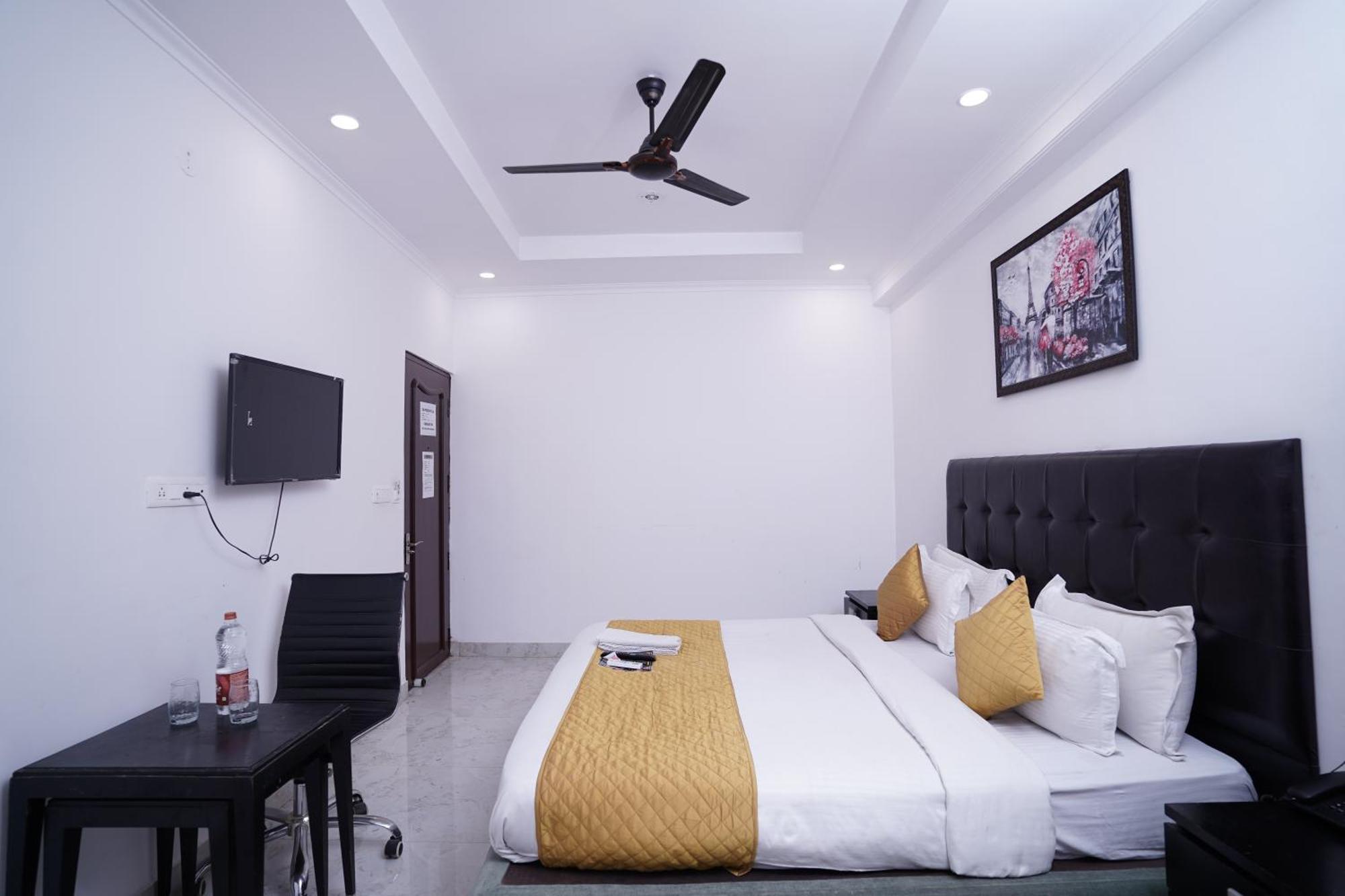 Hotel Moon Taj Near Yashobhoomi Convention Centre 델리 외부 사진