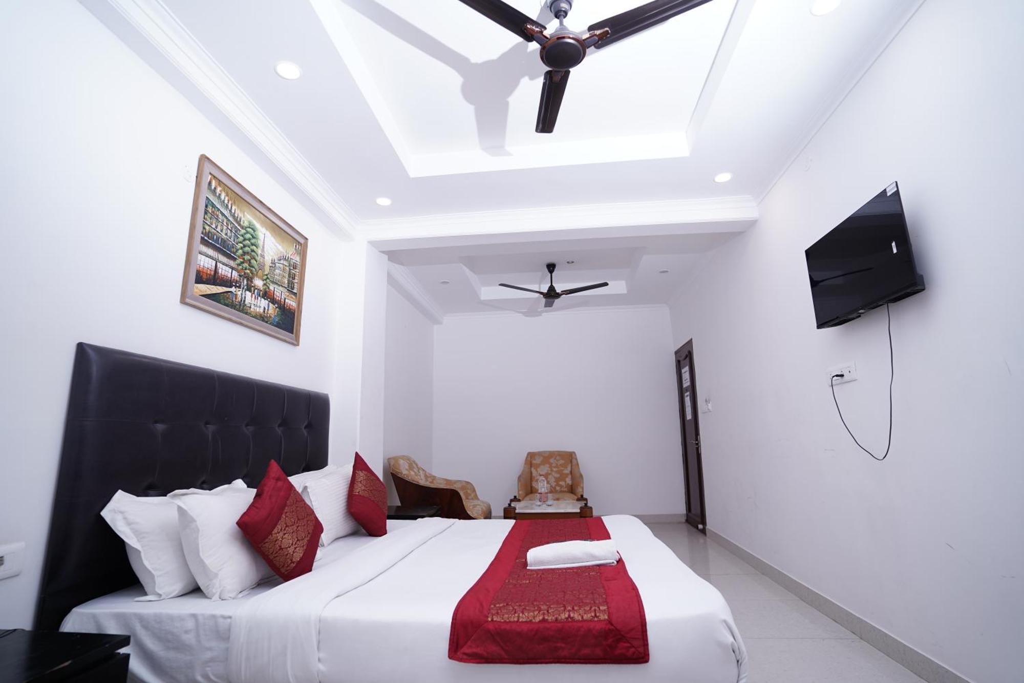 Hotel Moon Taj Near Yashobhoomi Convention Centre 델리 외부 사진