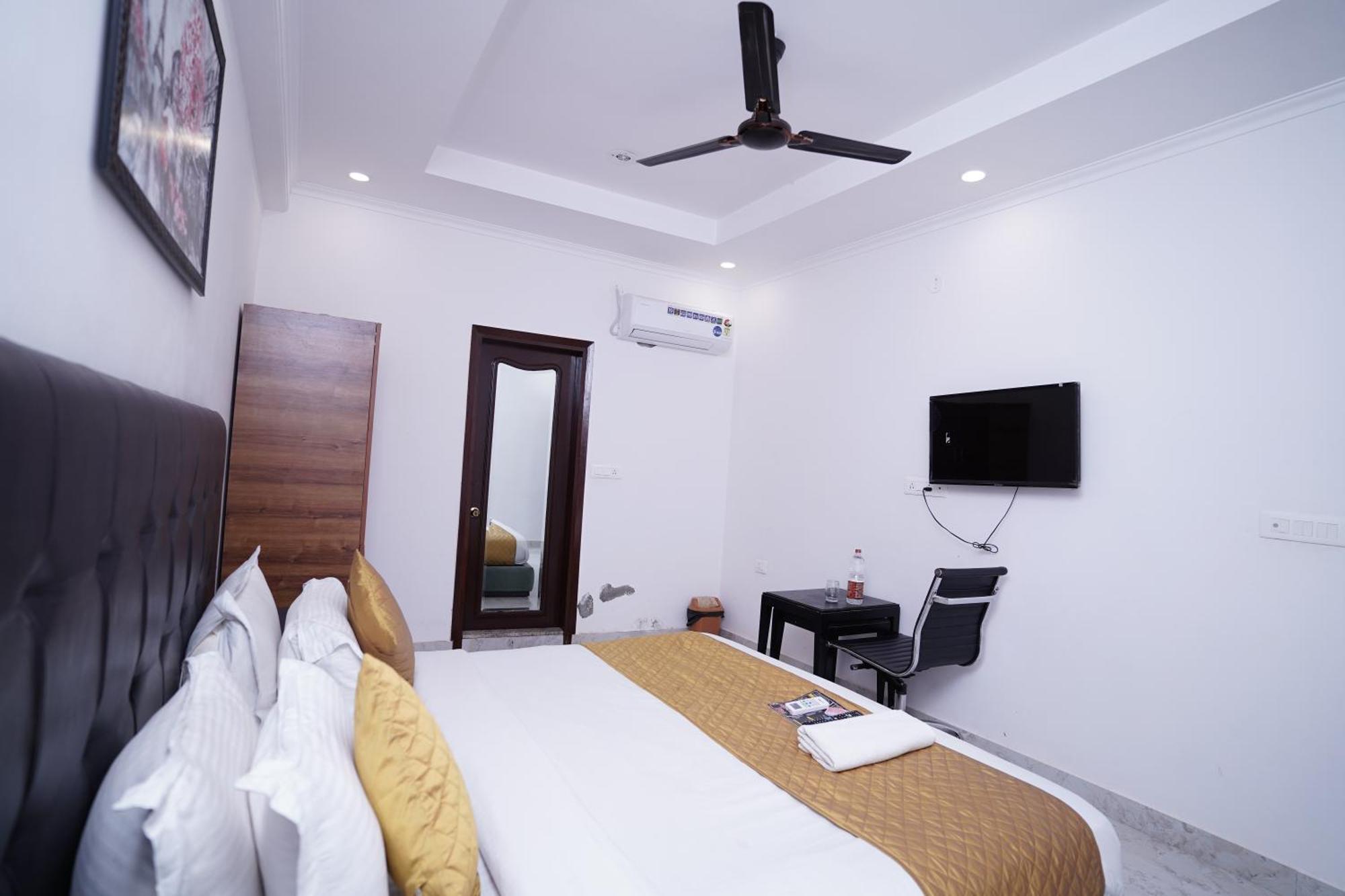 Hotel Moon Taj Near Yashobhoomi Convention Centre 델리 외부 사진